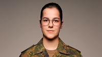 Eine Soldatin im Porträt