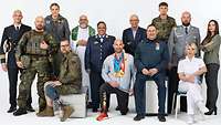 Militär, Sport & Beruf: Diverse Gruppe posiert gemeinsam in Uniformen und Alltagskleidung.
