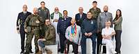 Militär, Sport & Beruf: Diverse Gruppe posiert gemeinsam in Uniformen und Alltagskleidung.